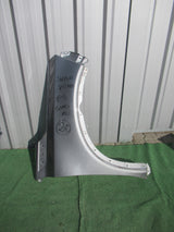 SUZUKI VITARA III 3 15- BŁOTNIK PRAWY SZARY METALIK BEZ OTWORU 57611-54P10