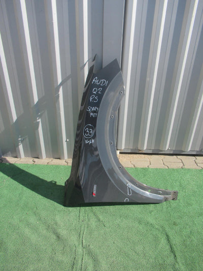 AUDI Q2 81A 17- BŁOTNIK PRAWY SZARY METALIK ORYGINAŁ IGŁA 81A821106 LX7M