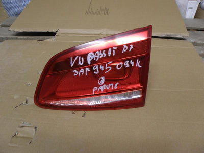 VW PASSAT B7 3AF KOMBI LAMPA TYŁ PRAWA W KLAPĘ