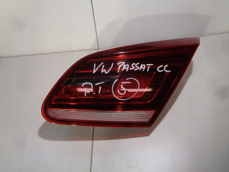 VW PASSAT 3C8 LIFT LAMPA TYŁ W KLAPĘ PRAWA 3C8945
