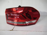 VW TOURAN III 3 5TA 16- LAMPA TYŁ PRAWA W BŁOTNIK 5TA945096A