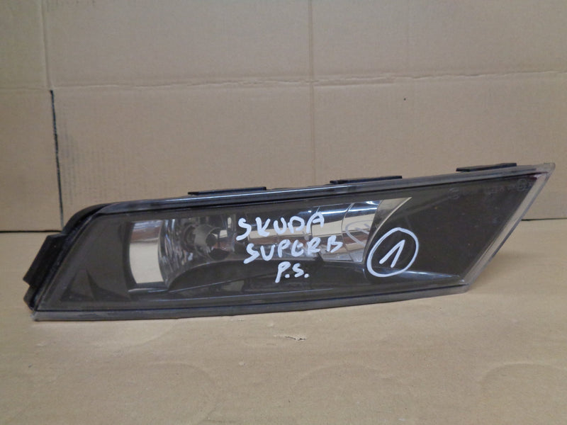 SKODA SUPERB 3 III HALOGEN PRAWY 3V0941700
