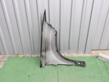 SEAT ATECA 575 16- BŁOTNIK LEWY CZARNY PERŁA METALIK LF9R IGŁA 575821105A