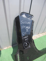 SUZUKI VITARA III 3 15- BŁOTNIK PRAWY CZARNY METALIK Z OTWOREM 57611-54P10