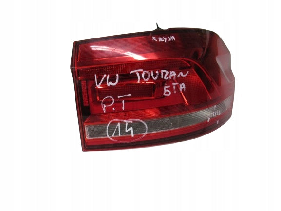 VW TOURAN III 3 5TA 16- LAMPA TYŁ PRAWA W BŁOTNIK 5TA945096A