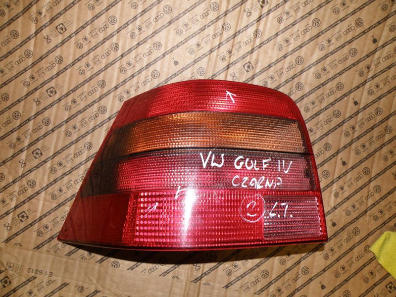 VW GOLF IV 4 1J0 LAMPA TYŁ TYLNA CIEMNA LEWA